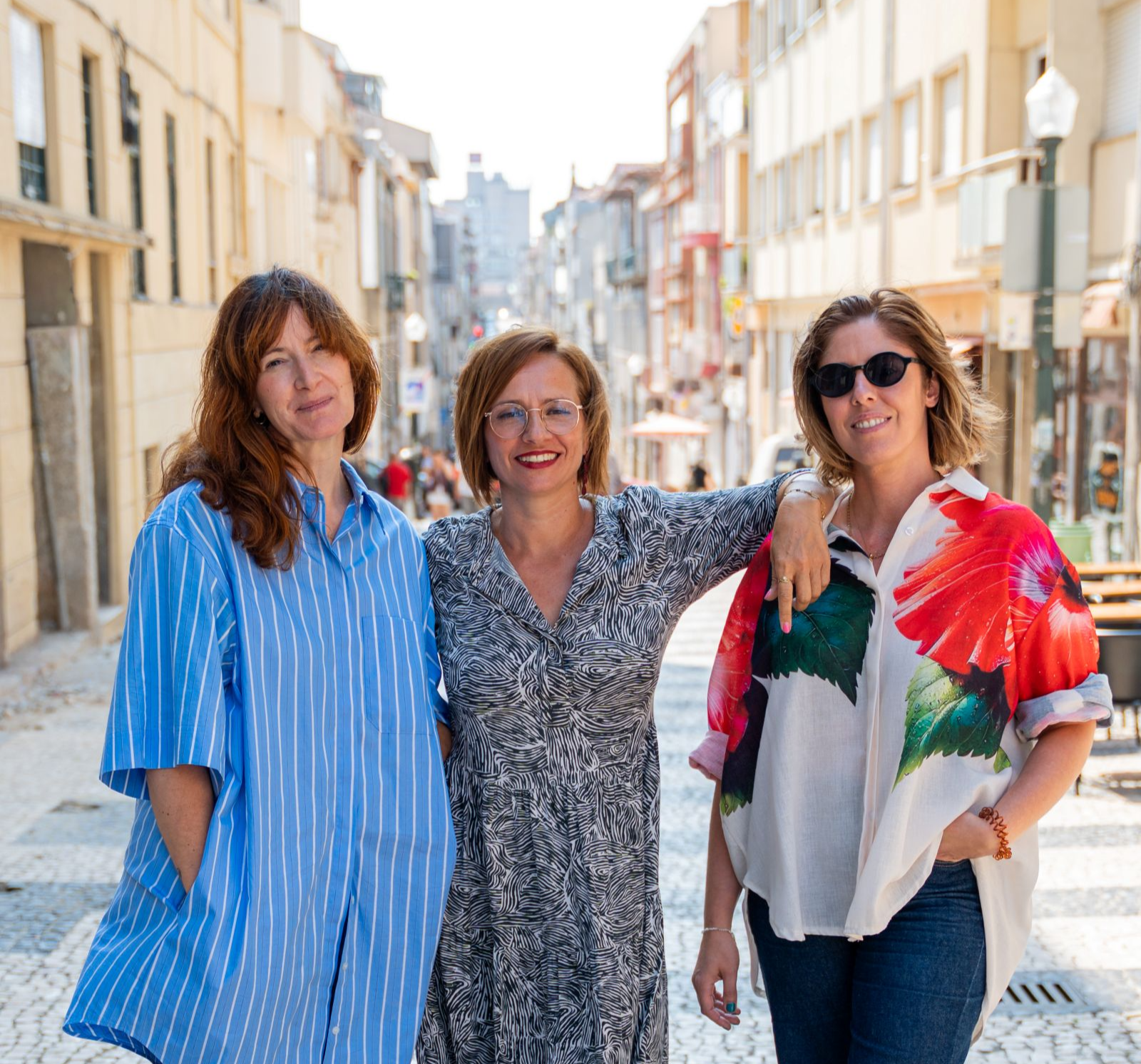 Convidados e moderadora do podcast numa rua da Bombarda.