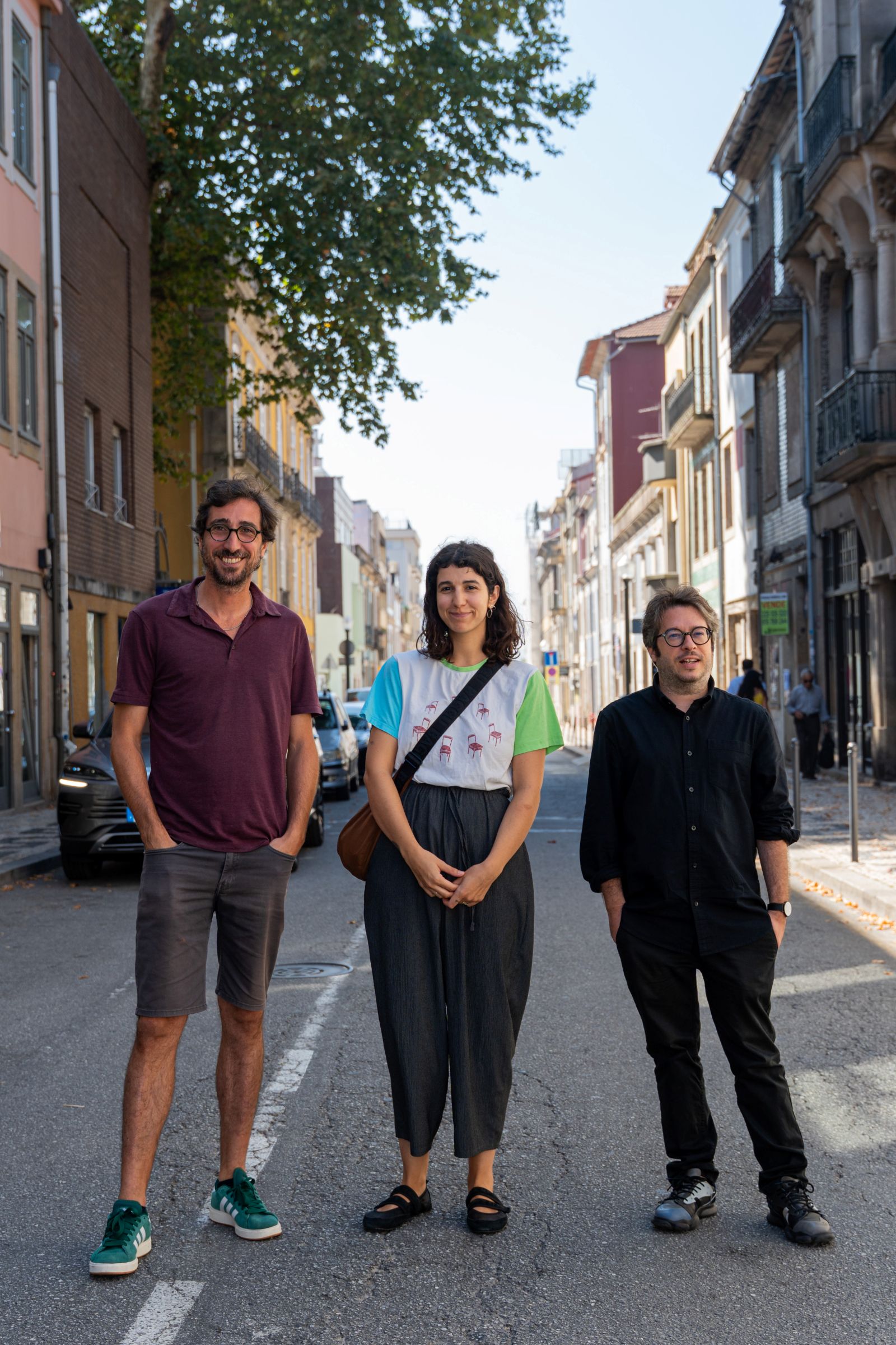 Convidados e moderador do podcast numa rua da Bombarda.